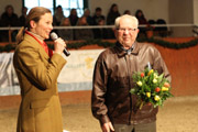 Antje Kerber ehrt Willi Appelhagen, der 41 Jahre im Landgestüt gearbeitet hat und 19 Jahre Gäste durch das Landgestüt führte.